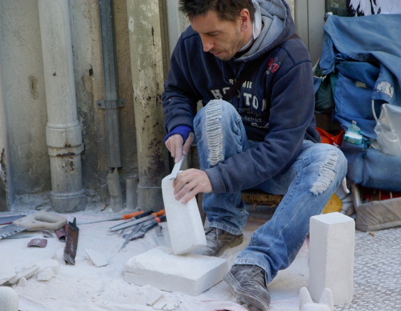 tailleur-ST PAUL DE VENCE-min_artisan_stonecutter_sculpture-1085967